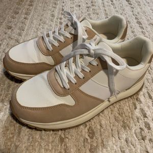 Time and Tru athletic shoe size 8 1/2